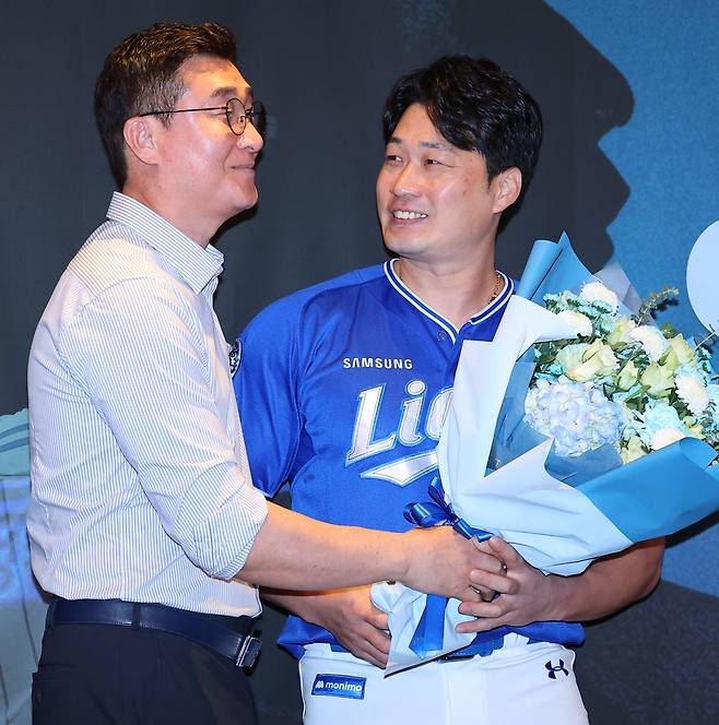 이종열 삼성 라이온즈 단장(왼쪽)이 투수 오승환 은퇴 기자회견에서 꽃다발을 건네고 있다. 연합뉴스