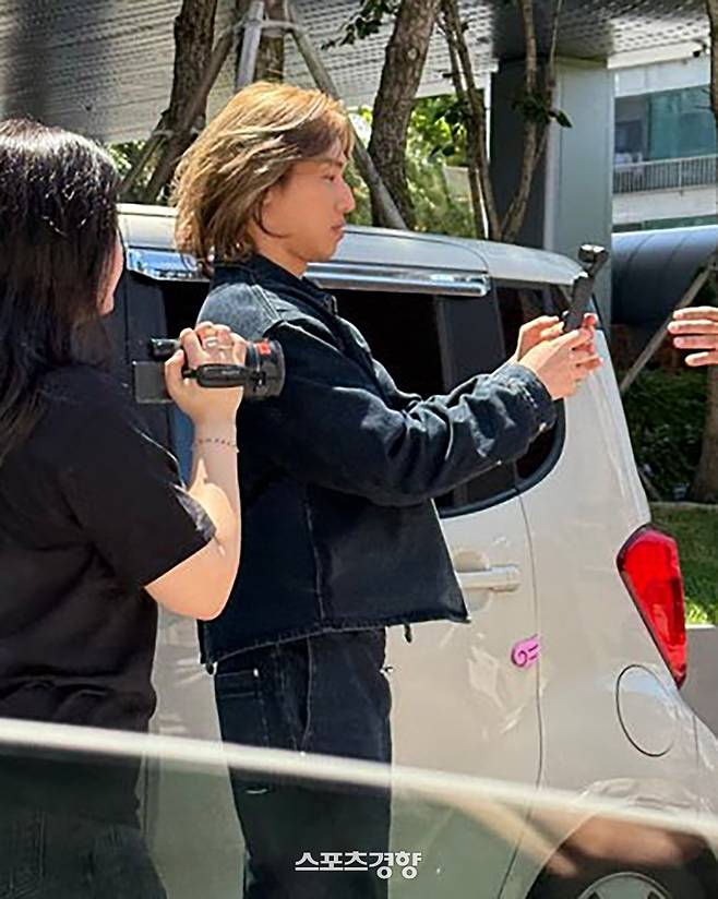 YG엔터테인먼트 사옥 앞에서 포착된 빅뱅 멤버 대성. 인스타그램 계정