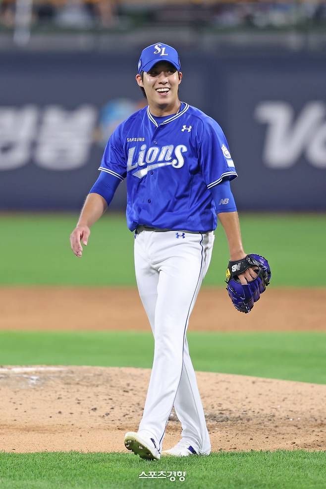 삼성 원태인이 8일 수원 KT전에서 이닝을 마친 뒤 미소짓고 있다. 삼성 라이온즈 제공
