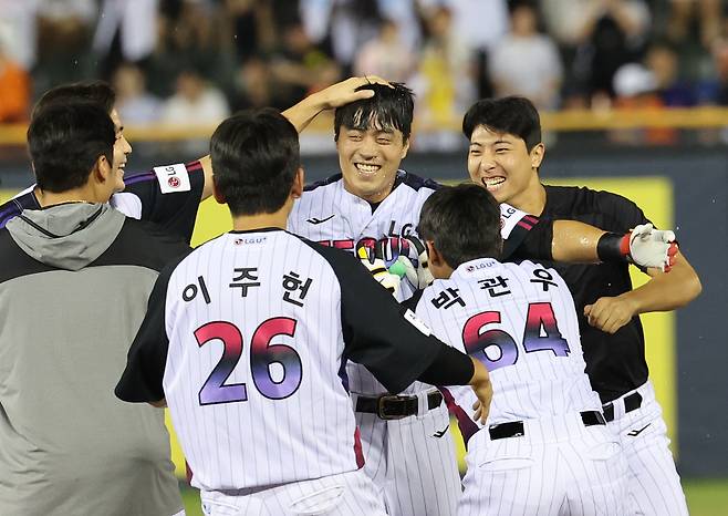 LG 천성호가 8일 한화전에서 끝내기 안타를 친 뒤 기뻐하고 있다. 연합뉴스