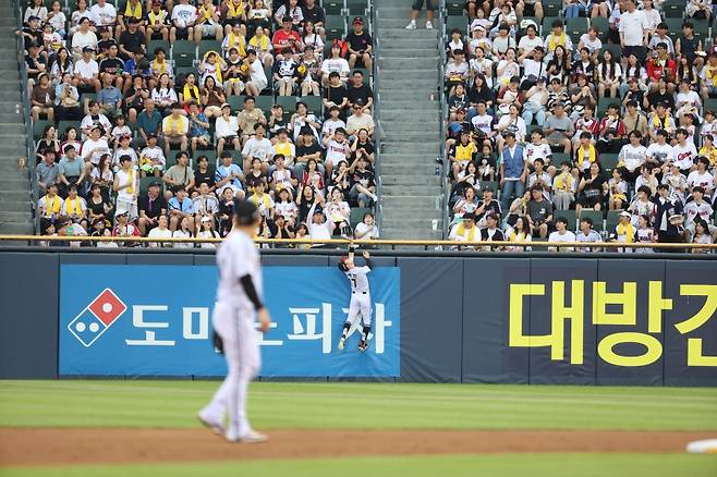 LG 트윈스 박해민의 슈퍼캐치 모습. /사진=LG 트윈스 제공