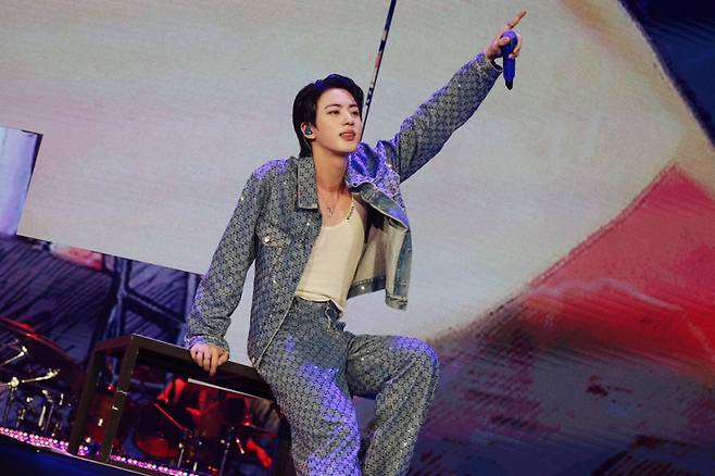 방탄소년단 진, 2025 SEC 어워즈 '올해의 인터내셔널 남성 아티스트'