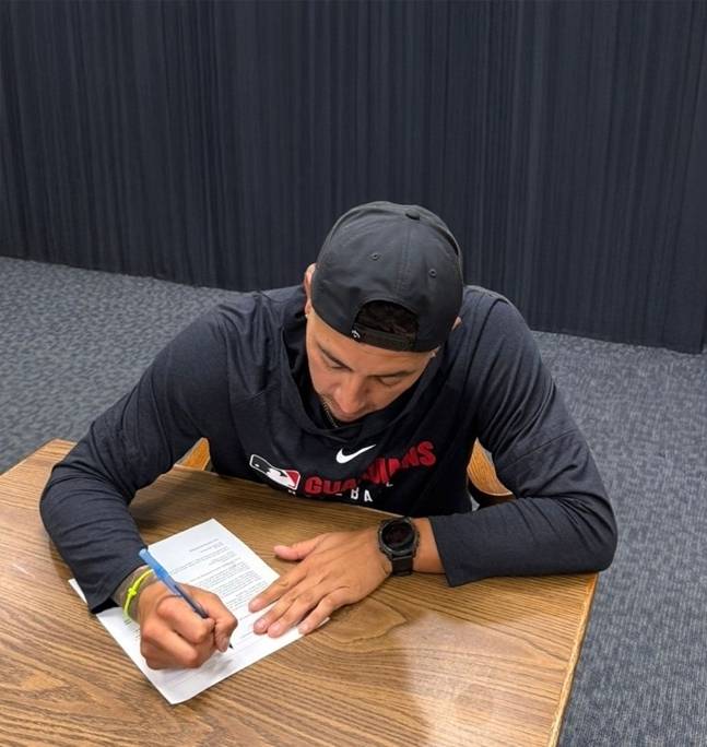 롯데와 계약을 맺는 벨라스케즈의 모습. /사진=롯데 자이언츠