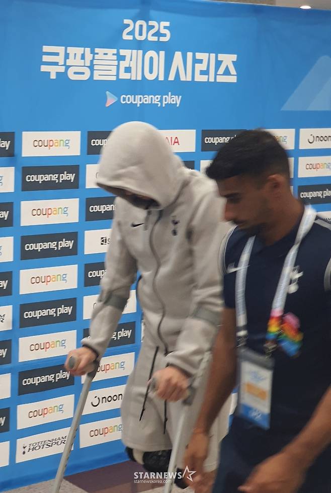 제임스 매디슨이  지난 3일 서울월드컵경기장에서 열린 토트넘 대 뉴캐슬의 '2025 쿠팡플레이 시리즈' 후 목발을 집고 믹스트존을 빠져 나가고 있다. /사진=박재호 기자