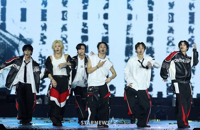 그룹 NCT127이 27일 오후 태국 방콕 임팩트 챌린저 홀 1-2(IMPACT Challenger Hall 1-2)에서 진행된 '제 9회 아시아 아티스트 어워즈'(The 9th Asia Artist Awards, 이하 'AAA 2024')'에 참석해 멋진 무대를 선보이고 있다. 2024.12.27 /사진=김창현 chmt@