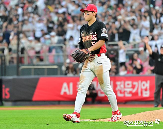 22일 오후 수원KT위즈파크에서 열린 '2025 신한 SOL Bank KBO리그' KIA 타이거즈와 KT 위즈의 경기, 1회말 1사 만루 KIA 김도영이 송구 실책을 한 후 아쉬워하고 있다. 엑스포츠뉴스 DB
