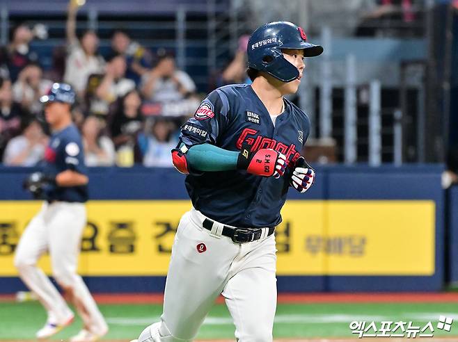 3일 오후 서울 구로구 고척스카이돔에서 열린 '2025 신한 SOL Bank KBO리그' 롯데 자이언츠와 키움 히어로즈의 경기, 3회초 무사 1,3루 롯데 고승민이 1타점 적시타를 날리고 있다. 엑스포츠뉴스 DB