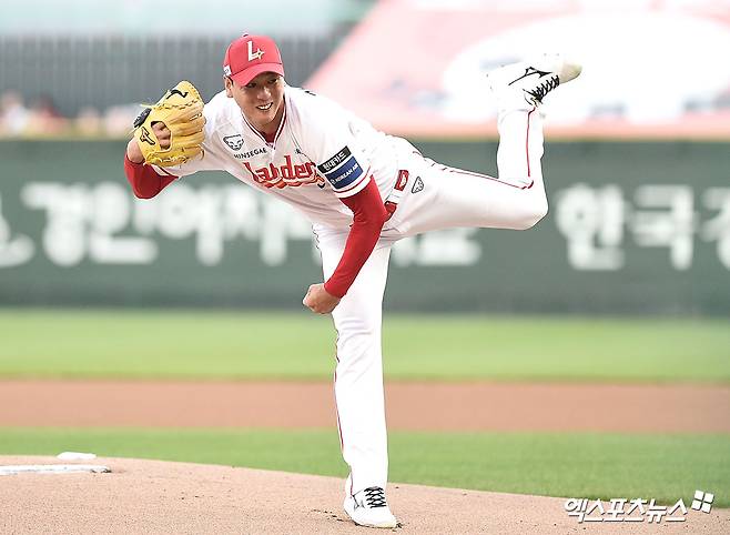 7일 오후 인천SSG랜더스필드에서 열린 '2025 신한 SOL Bank KBO리그' 삼성 라이온즈와 SSG 랜더스의 경기, SSG 선발투수 김광현이 공을 힘차게 던지고 있다. 엑스포츠뉴스 DB