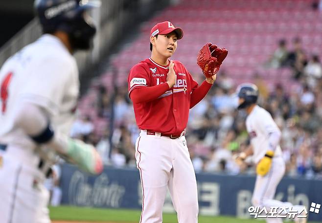 23일 오후 서울 송파구 잠실야구장에서 열린 '2024 신한 SOL Bank KBO리그' SSG 랜더스와 두산 베어스의 경기, 2회말 무사 만루 SSG 선발투수 송영진이 두산 조수행에게 밀어내기 볼넷을 허용한 후 아쉬워하고 있다. 엑스포츠뉴스 DB