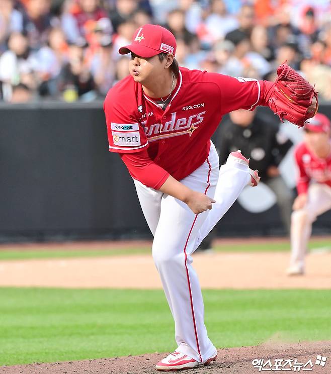 18일 오후 대전 한화생명 볼파크에서 열린 '2025 신한 SOL Bank KBO리그' SSG 랜더스와 한화 이글스의 경기, 8회말 1사 1,2루 SSG 김민이 공을 힘차게 던지고 있다. 엑스포츠뉴스 DB