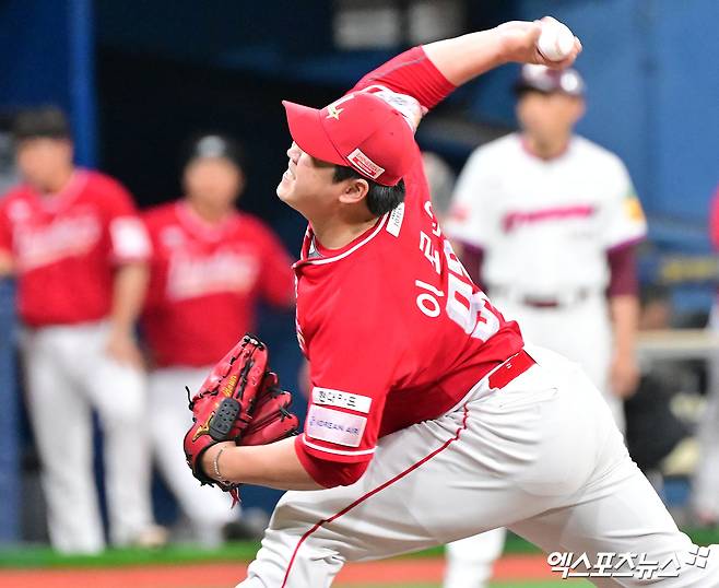 19일 오후 서울 구로구 고척스카이돔에서 열린 '2025 신한 SOL Bank KBO리그' SSG 랜더스와 키움 히어로즈의 경기, 11회말 SSG 이로운이 공을 힘차게 던지고 있다. 엑스포츠뉴스 DB
