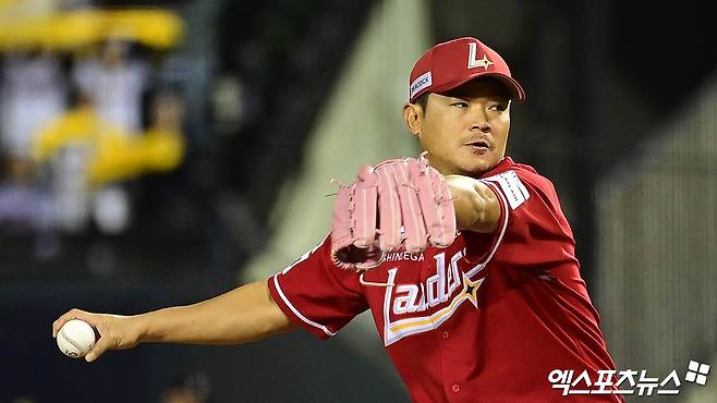 2일 오후 서울 잠실야구장에서 열린 '2025 신한 SOL Bank KBO리그' SSG 랜더스와 LG 트윈스의 경기, 9회말 SSG 투수 노경은이 역투하고 있다. 엑스포츠뉴스 DB