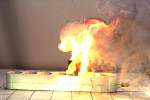 불붙은 멀티탭 [부산소방재난본부 제공. 재판매 및 DB금지]