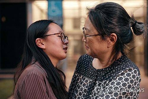 석방된 고연수씨(왼쪽)와 모친 김기리 신부 [뉴욕 AFP=연합뉴스. 재판매 및 DB 금지]