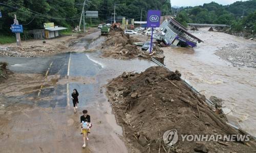 대피하는 관광객 (가평=연합뉴스) 이진욱 기자 = 지난달 20일 경기 가평군에서 집중호우로 편의점 건물이 무너져 내린 가운데 관광객들이 대피하고 있다. 2025.7.20