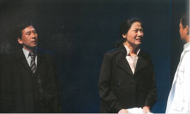 연극 '엄마를 부탁해'에서 열연하는 배우 서이숙(가운데) ['엄마를 부탁해' 팜플렛 발췌]