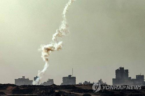 로켓 공격으로 연기 피어오르는 가자지구  [AFP=연합뉴스]