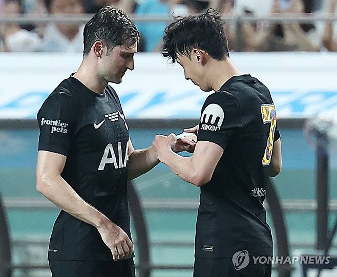 벤 데이비스와 손흥민 (서울=연합뉴스) 서대연 기자 = 올여름 팀을 떠나기로 한 토트넘 홋스퍼 손흥민이 3일 서울월드컵경기장에서 열린 2025 쿠팡플레이 시리즈 뉴캐슬 유나이티드와의 친선경기에서 교체 아웃되며 벤 데이비스에게 주장완장을 넘기고 있다. 2025.8.3 dwise@yna.co.kr