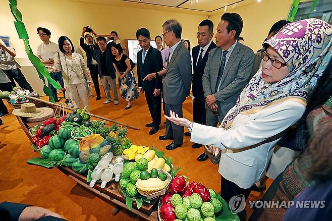 '서울 아세안홀' 개관 기념전 '푸릇 프롯' (서울=연합뉴스) 임화영 기자 = 김재신 한-아세안센터 사무총장, 김진아 외교부 제2차관 등 참석자들이 8일 서울 중구 프레스센터에 마련된 다목적 전시 공간인 '서울 아세안홀'에서 개관 기념전 '푸릇 프룻: 과일이 있는 풍경'을 둘러보고 있다. 2025.8.8 hwayoung7@yna.co.kr