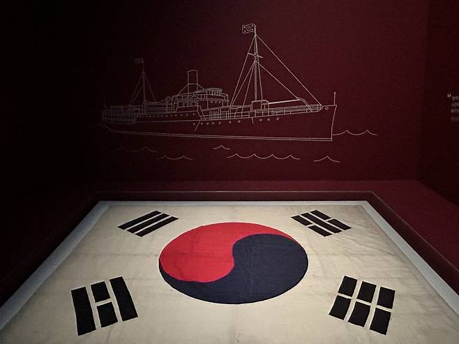 광제호 태극기     (서울=연합뉴스) 김예나 기자 = 8일 서울 종로구 대한민국역사박물관에서 열린 '태극기, 함께해 온 나날들' 특별전에 대한제국의 근대식 군함 광제호에 게양되었던 태극기가 전시돼 있다. 2025.8.8