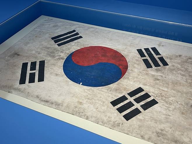 '박관현 태극기'     (서울=연합뉴스) 김예나 기자 = 8일 서울 종로구 대한민국역사박물관에서 열린 '태극기, 함께해 온 나날들' 특별전에 5·18 광주민주화운동 당시 전남대 학생회장이었던 박관현 열사의 관을 덮은 태극기가 전시돼 있다. 2025.8.8
    yes@yna.co.kr