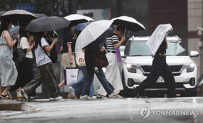 비 내리는 대구 (대구=연합뉴스) 윤관식 기자 = 대구에 비가 내린 6일 대구 중구 동성로에서 시민들이 우산을 쓰거나 겉옷을 덮어쓰고 이동하고 있다. 2025.8.6 psik@yna.co.kr