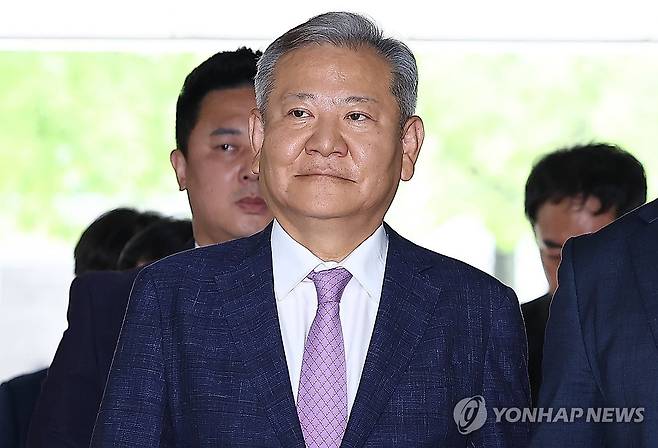 영장심사 위해 법원 향하는 이상민 전 장관 (서울=연합뉴스) 김성민 기자 = 이상민 전 행정안전부 장관이 구속 전 피의자 심문(영장실질심사)을 위해 31일 서울 서초구 서울중앙지방법원으로 들어서고 있다. 2025.7.31 ksm7976@yna.co.kr