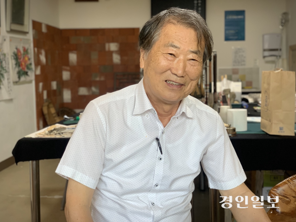 윤고방 시인이 김세환 지사 서거 80주기를 맞아 양평군 국수리 자택 ‘고방 문학의집’에서 본지와 인터뷰를 진행하고 있다. 2025.8.7 /유혜연기자 pi@kyeongin.com
