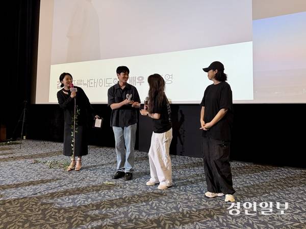 지난 7일 오후 인천 미추홀구 영화공간주안 4관에서 열린 ‘12회 인천독립영화제’ 개막식에서 사회자인 강진아(맨 왼쪽) 배우가 영화제 공식 트레일러 제작진들에게 제작 과정을 묻고 있다. 2025.8.7 /박경호기자 pkhh@kyeongin.com