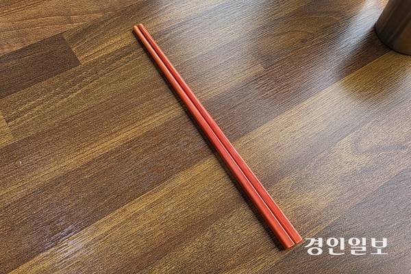 강렬한 붉은색 젓가락에서부터 심상치 않은 포스가 느껴진다. /황성규기자 homerun@kyeongin.com