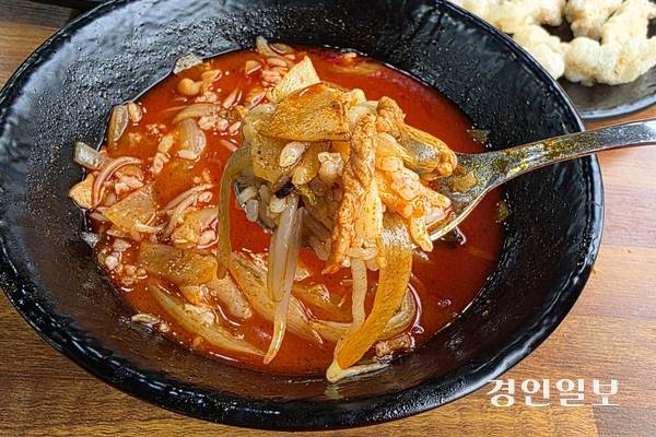 짬뽕 한 그릇의 축소판. 이 한 숟갈로 모든 게 설명된다. /황성규기자 homerun@kyeongin.com