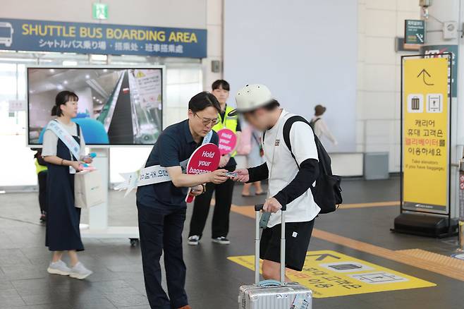 박일규 공항철도 영업본부장(왼쪽에서 두번째) 외에 직원들잉 서울역에서 캠페인을 하고 있다.<사진=광항철도 제공>