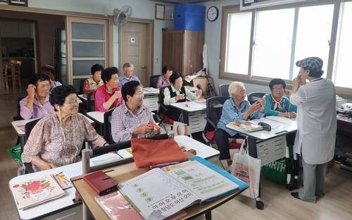 "폭염에도 공부 계속"…서산 어르신 문해학교 출석률 78%, 열공 이어져