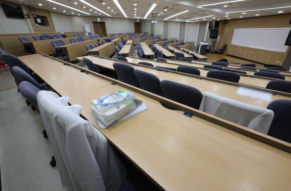 (텅 빈 의대 강의실…의대생 복귀는 언제?)