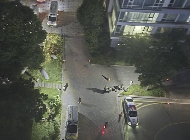 총기 사건 현장에 출동한 경찰과 소방 당국