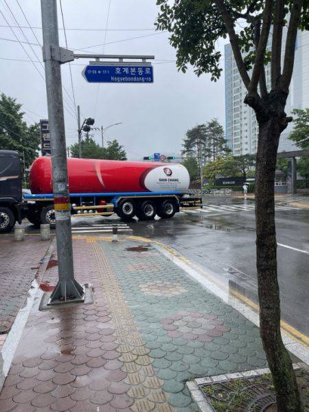 내서 호계지역에 대형 가스 운반 차량들이 수시로 아파트 단지 앞으로 오가고 있어 주민 안전을 위협하고 있다. 사진=독자 제공