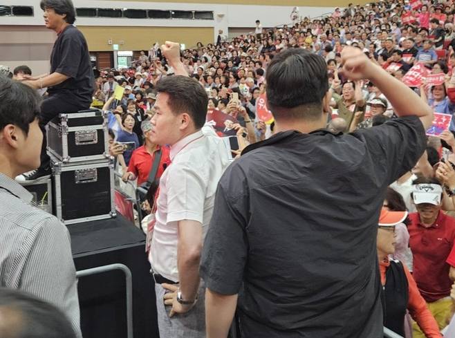 지난 8일 열린 국민의힘 전당대회 대구·경북 합동연설회에서 전한길 씨가 한 최고위원 후보 연설 도중 항의하며 “배신자”구호를 외치고 있다. /김재욱기자