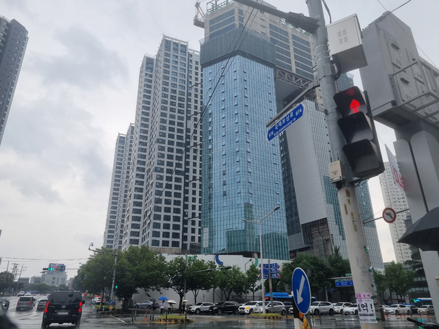 포스코이앤씨가 대구에서 시공 중인 주상복합아파트 건설현장 네 곳의 공사가 전면 중단됐다. 사진은 포스코이앤씨가 시공 중인 '어나드 범어' 건설현장. 김상진 기자