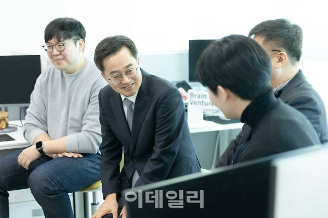 지난 2월 7일 오전 김동연 경기도지사가 (주)브레인벤쳐스를 방문해 노동시간 단축이 노동자 및 기업에 미친 영향과 노동현황 등을 청취하고 있다.(사진=경기도)