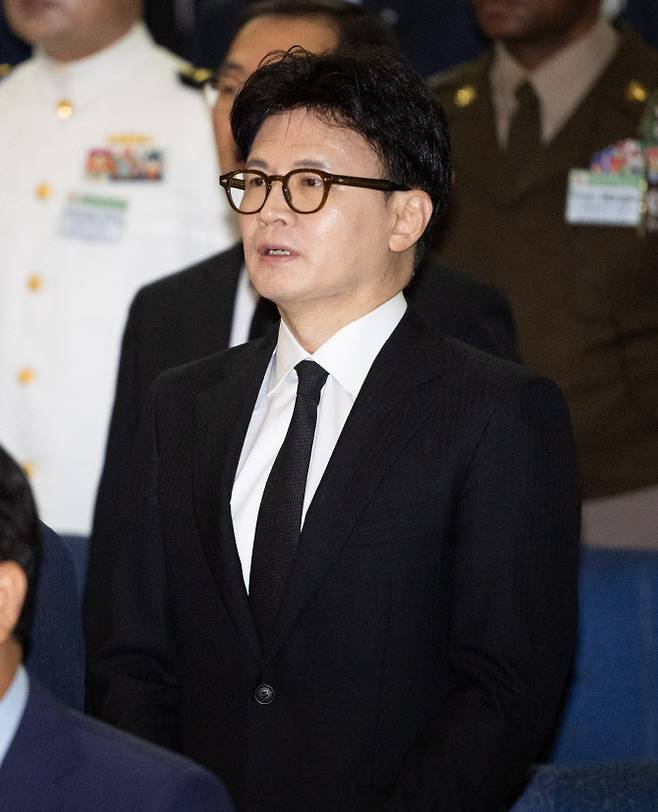 한동훈 국민의힘 전 대표가 지난 6월 29일 경기도 평택시 해군 2함대사령부 충무동산에서 열린 ‘제2연평해전 승전 23주년 기념식’에서 애국가를 제창하고 있다. (사진=연합뉴스)