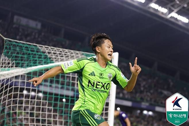 Jeonbuk Hyundai Lee Seung-woo, who scored a goal 2-1 in the match against FC Anyang held at the Jeonju World Cup Stadium on the 8th.