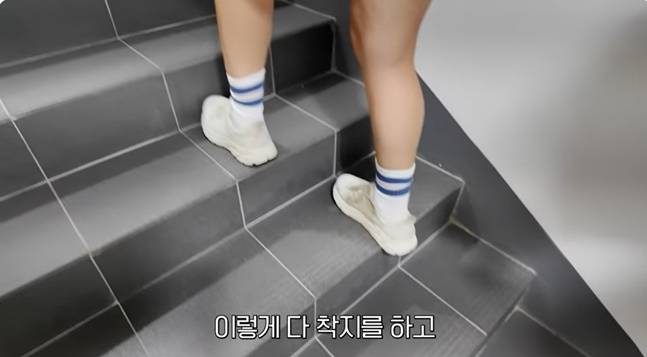 계단 오를 때는 발 전체로 밟는 것이 발목 건강에 안전하다. [사진=유튜브 캡처]