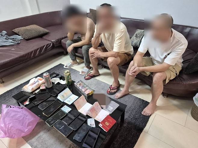 태국 파타야의 한 풀빌라에서 성행위를 생중계하다 급습한 경찰에 체포된 중국인 남성 3명 <출처=InsideThailand 페이스북>