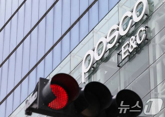 6일 인천 연수구 송도국제도시에 위치한 포스코이앤씨 송도사옥 앞 신호등에 빨간불이 켜져 있다.  2025.8.6/뉴스1 ⓒ News1 장수영 기자