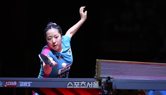 신유빈이 22일(현지시간) 카타르 도하 루사일 아레나에서 열린 2025 국제탁구연맹(ITTF) 세계선수권대회 여자단식 16강 중국 쑨잉사와 경기를 펼치고 있다. 2025. 5. 22.  도하(카타르) | 최승섭기자 thunder@sportsseoul.com