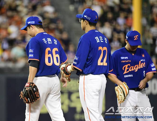 8일 잠실야구장에서 열린 LG와 한화의 경기. 7회 강판 당하는 한화 주현상. 잠실=송정헌 기자songs@sportschosun.com/2025.08.08/가