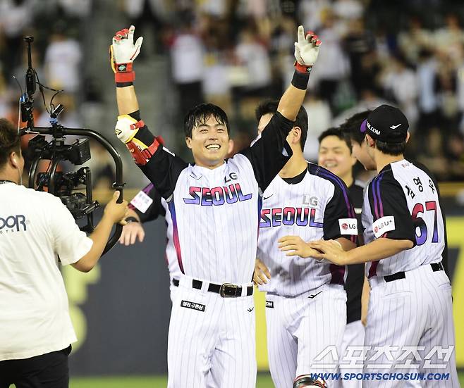 8일 잠실야구장에서 열린 LG와 한화의 경기. 10회말 1사 만루 LG 천성호가 끝내기 안타를 날렸다. 동료들과 함께 환호하는 천성호. 잠실=송정헌 기자songs@sportschosun.com/2025.08.08/