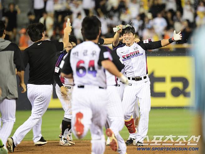 8일 잠실야구장에서 열린 LG와 한화의 경기. 10회말 1사 만루 LG 천성호가 끝내기 안타를 날렸다. 동료들과 함께 환호하는 천성호. 잠실=송정헌 기자songs@sportschosun.com/2025.08.08/