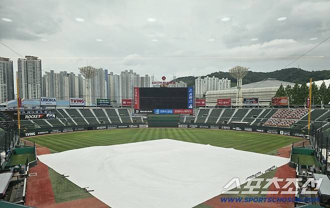 비가 내리기 시작한 사직구장. 김영록 기자
