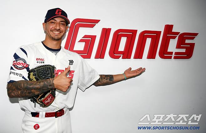 9일 부산 사직야구장에서 열릴 예정이던 SSG와 롯데의 경기가 우천취소된 가운데 롯데의 새 외인투수 벨라스케즈가 유니폼을 입고 포즈를 취하고 있다. 부산=허상욱 기자wook@sportschosun.com/2025.08.09/